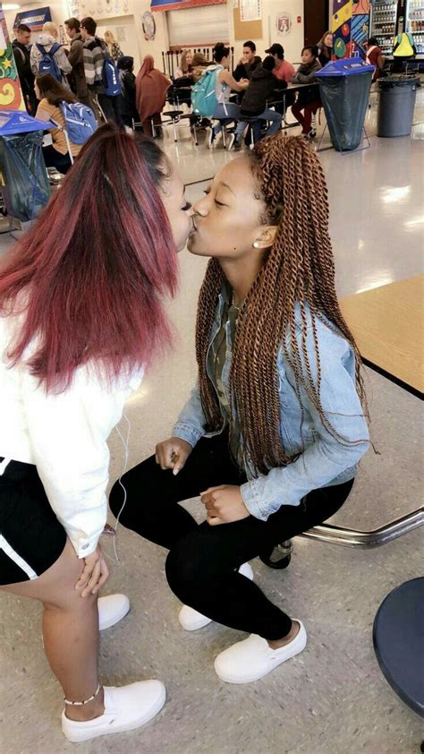 lesbian kissing|r/blacklesbiankissing